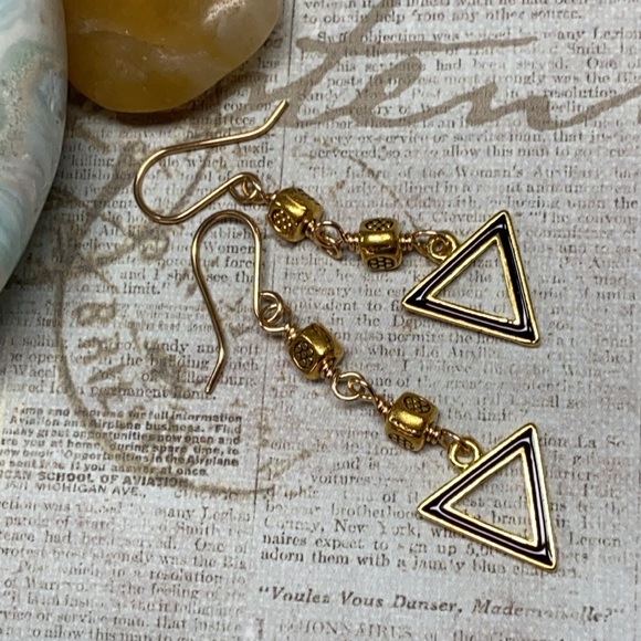 NEW NWOT Triangle gold tone earrings lightweight - Picture 2 of 8